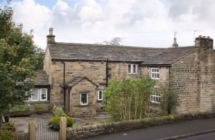 House with noisy neighbours next door House with noisy neighbours