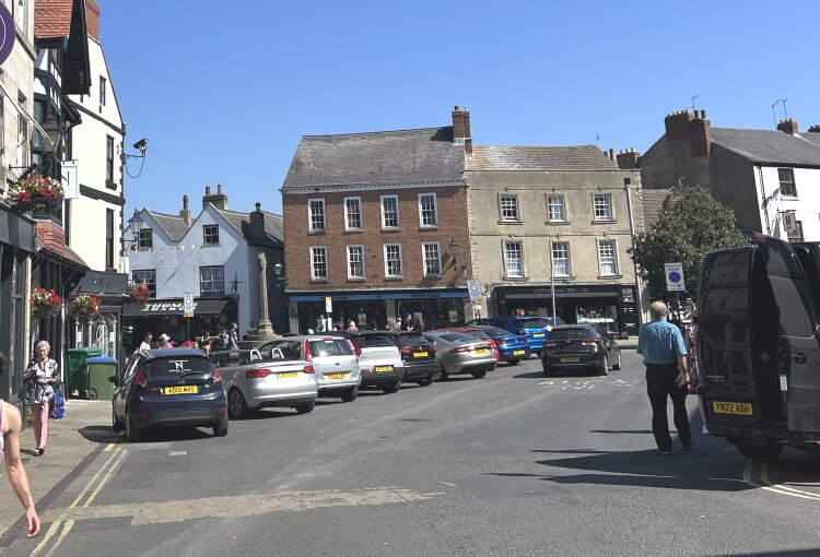 Selling retail property shop in town square Selling retail property shop