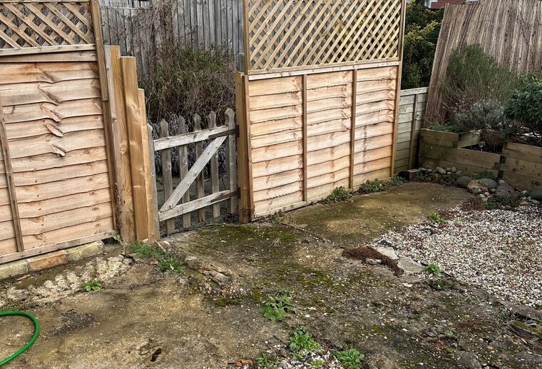 Sell house with right of way in garden Sell house with right of way in garden