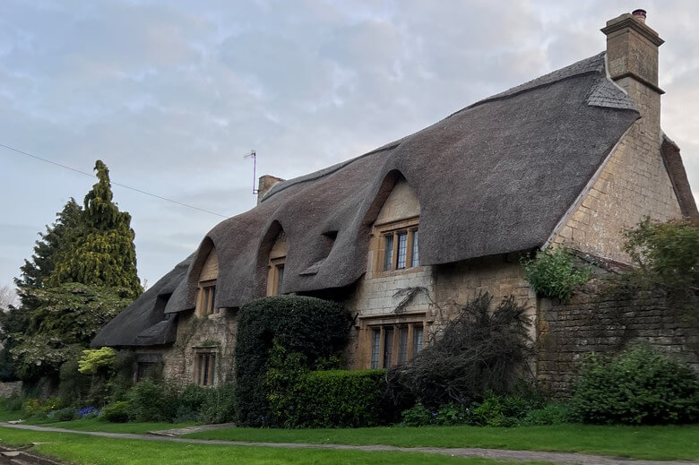Selling house with a thatched roof Selling house with a thatched roof