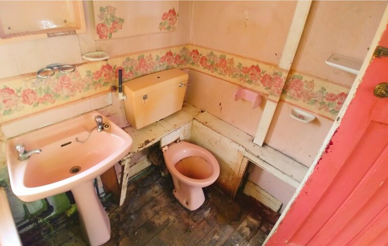 Flat with old bathroom that doesn't work Flat without bathroom