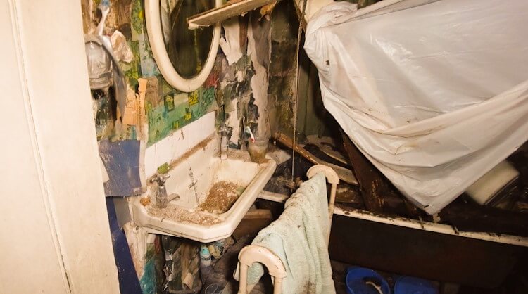 Sell house without bathroom that needs repair Sell house without bathroom