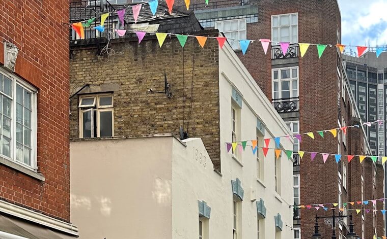 Old house with flying freehold House with flying freehold