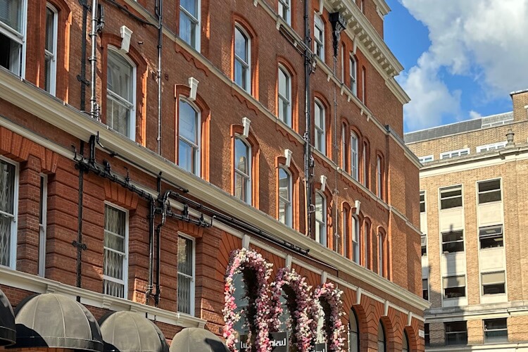 Sell flat in block near to a pub Sell flat near a pub