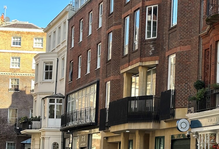 Flat above shops with a share of freehold Flat with share of freehold