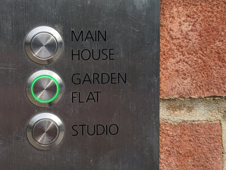 selling-garden-flat- door bell Selling garden flat - entrance