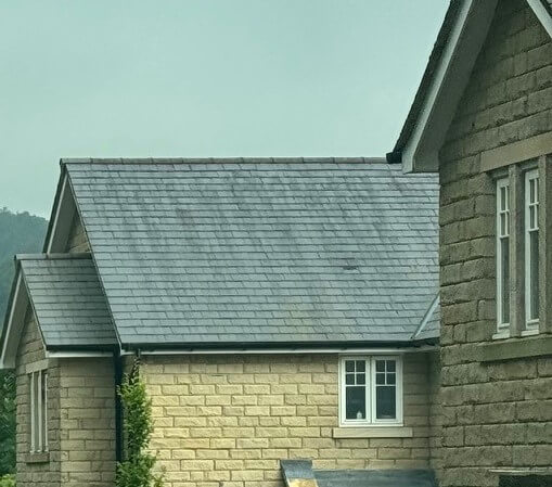 House with absence of easement on street House with absence of easement