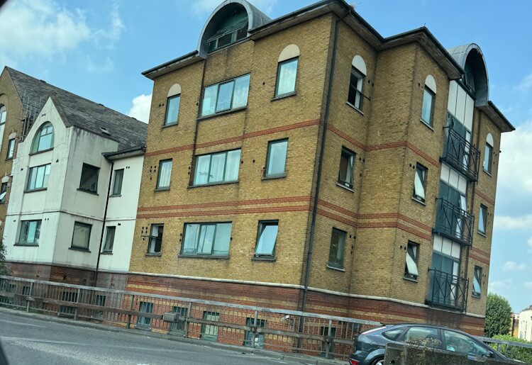 Sell flat on the corner of a roundabout Sell flat on a roundabout