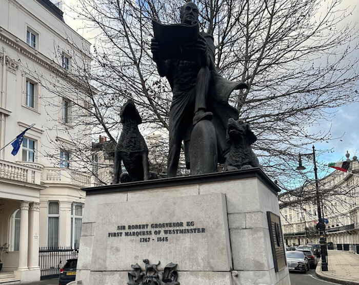 Statue in centre of properties in Belgrave Square